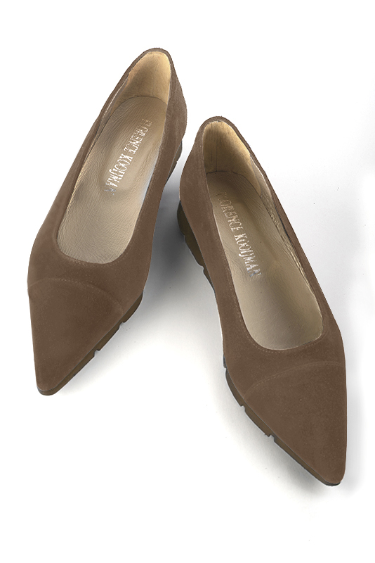 Chocolate brown women's ballet pumps, with wedge soles. Pointed toe. Flat rubber soles. Top view - Florence KOOIJMAN